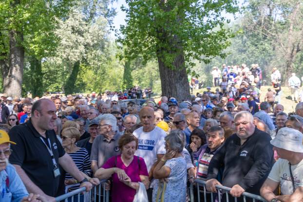Osijek. Podjela graha na lijevoj obali Drave na Praznik rada