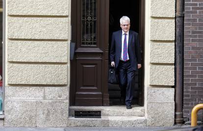 Josipović nije bio raspoložen za izjave, sjeo u auto i otišao
