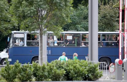 Navijači su do stadiona stigli autobusima, ima ih oko 1300