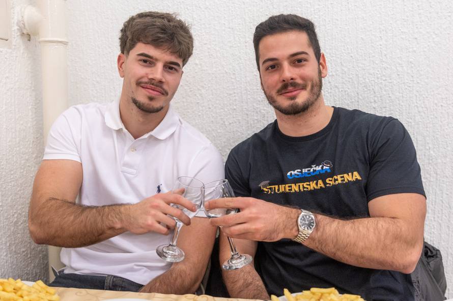 Osijek: Dominik Puljiz časti studente obrokom u menzi