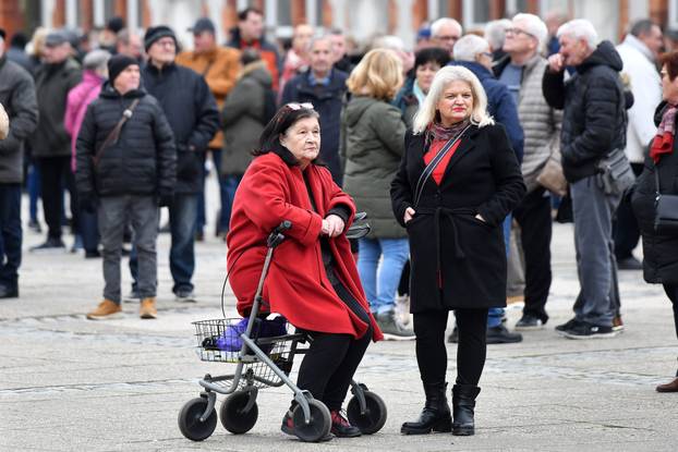 Na Trgu Republike u Čakovcu održan prosvjed u znak podrške kirurzima