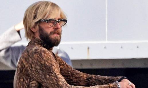 Slavni glumac zaprepastio sve izgledom, prepoznali su ga tek kada je skinuo sunčane naočale