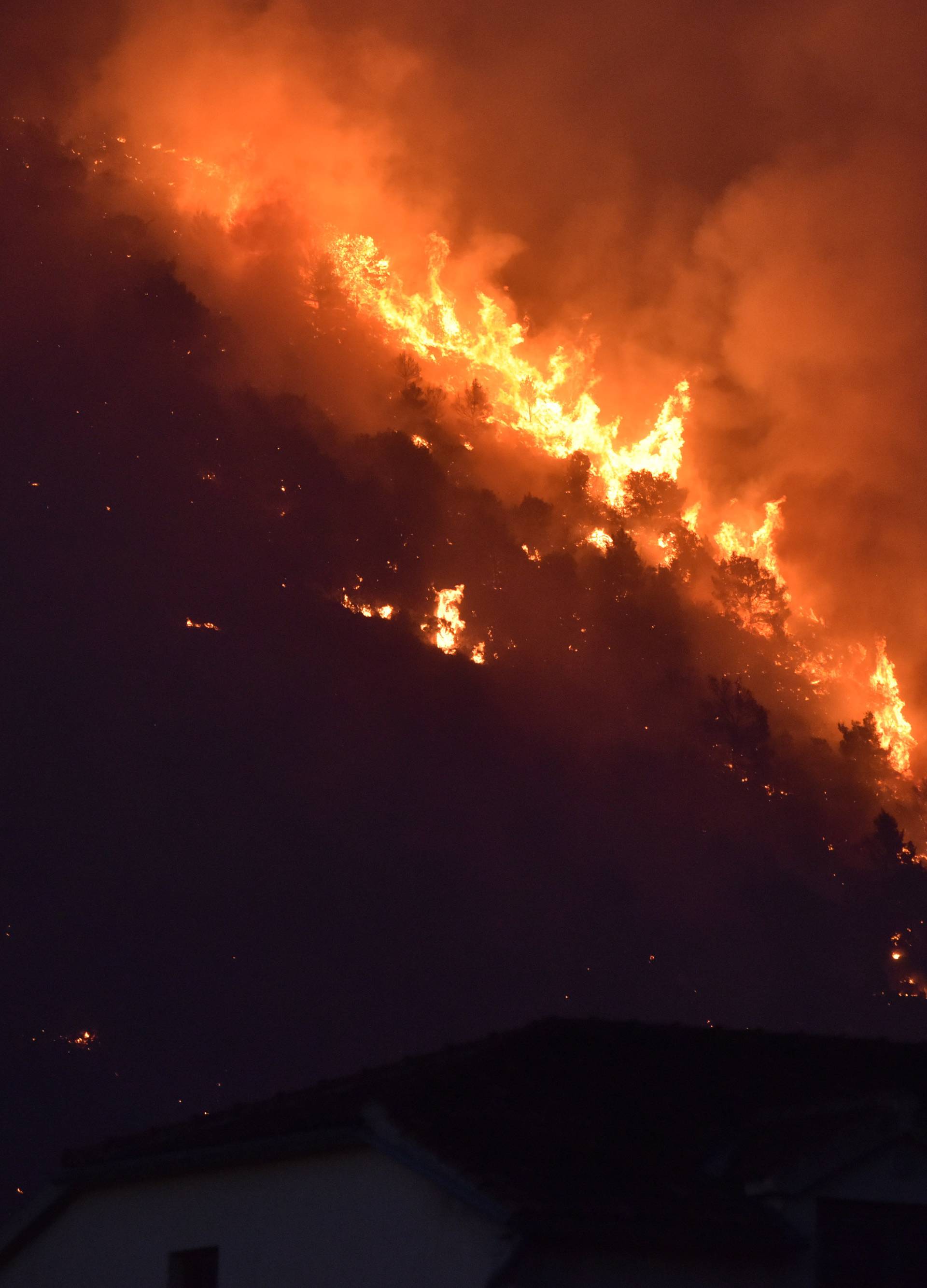 Gori i na Trtaru: Požar je na prilično nepristupačnom terenu