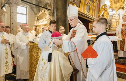 Apostolski nuncij stavio vrpcu na ramena nadbiskupa Križića. 'Simbol veze s Papom'