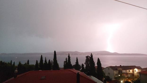 FOTO Ples munja iznad Splita