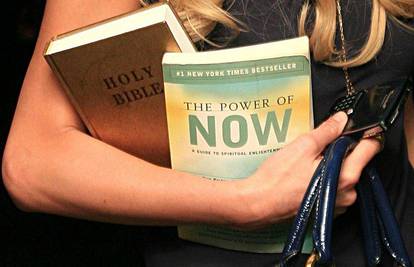 Paris Hilton naokolo hoda s Biblijom pod rukom