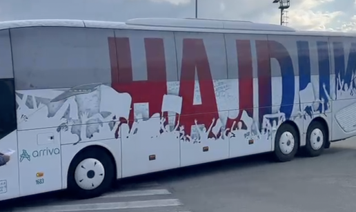 VIDEO Igrači Rijeke i Hajduka stigli na Rujevicu. Pogledajte dolazak buseva na veliki derbi