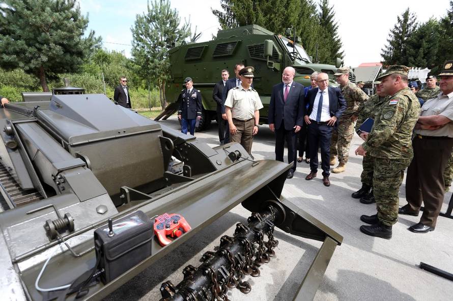 U vojarni "Kamensko" odrÅ¾ana je  predaja donacije Vlade SAD-a Hrvatskoj kopnenoj vojsci