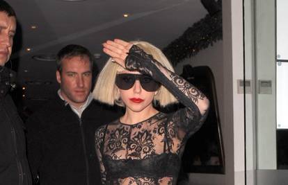 Lady Gaga misli da je Hilton preobična i vrlo, vrlo dosadna