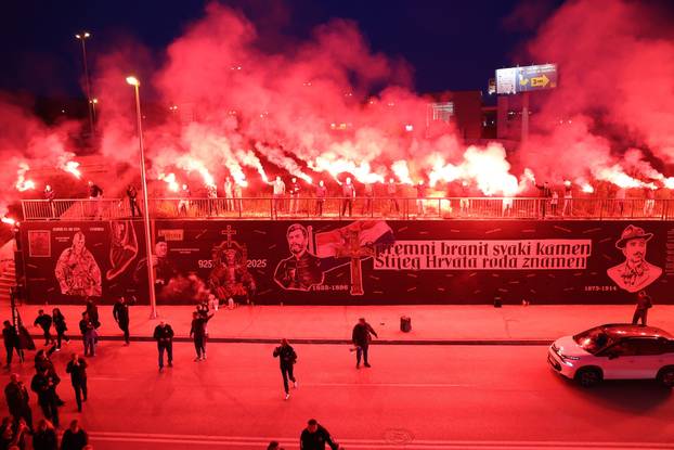 Split: Torcida i HOS zapalili bengalke povodom 35. obljetnice HOS-a