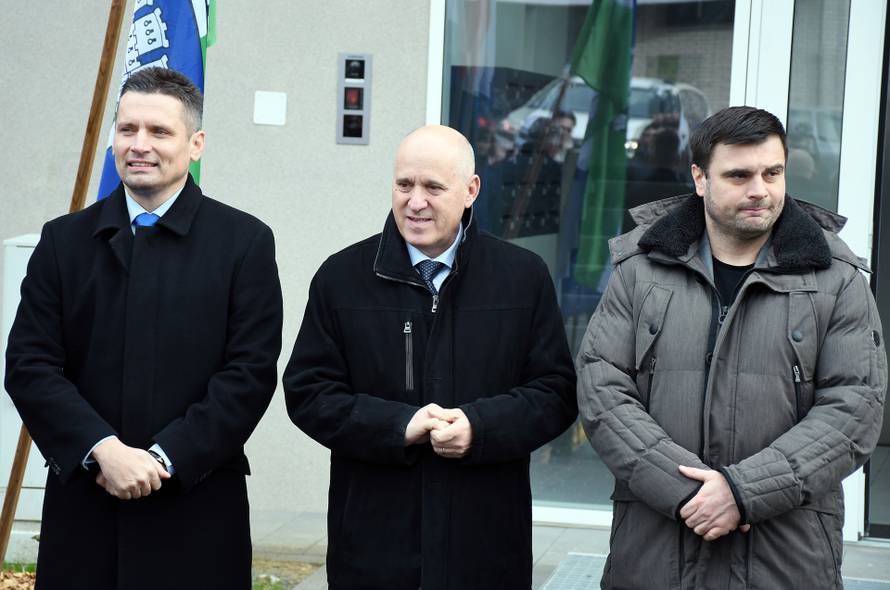 Sisak: Ministar Bačić podijelio je  ključeve stanova dviju novoizgrađenih višestambenih zgrada