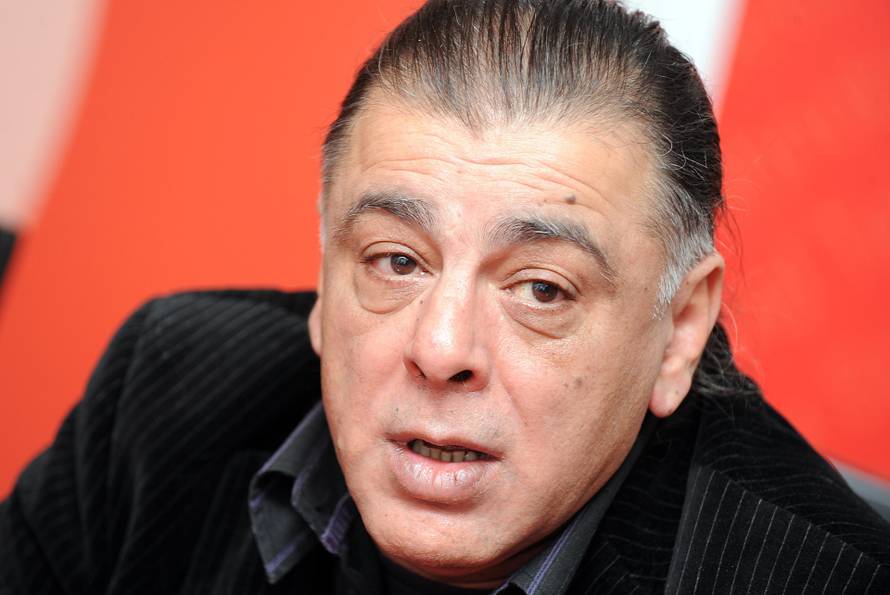 Aki se jutros čuo s prijateljem iz Skoplja, planirao je uskoro posjetiti majku u Makedoniji