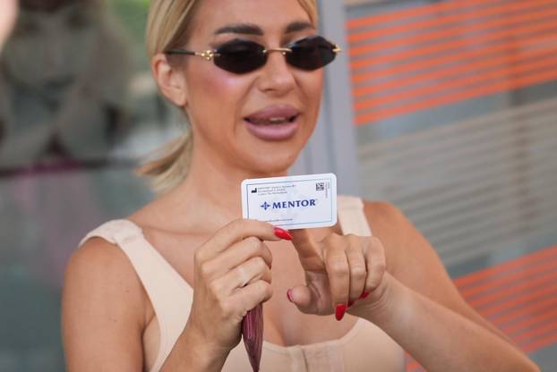 Beograd: Televizijska voditeljica Jovana Jeremić izašla iz klinike nakon operacije povećanja grudi