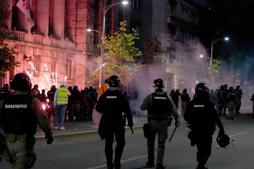 Neredi u Beogradu, sukobili se prosvjednici i policija