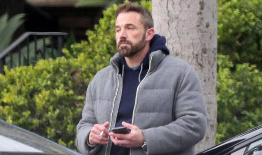 VIDEO Ben Affleck zaglavio na parkiralištu: Uzrujao se, izašao iz auta pa odlučio popiti kavu