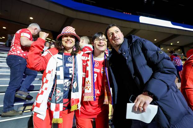 Herning: Domagoj Duvnjak fotografirao se s navija&ccaron;ima uo&ccaron;i utakmice Hrvatska i Njema&ccaron;ka u polufinalu EHF Europskog prvenstva