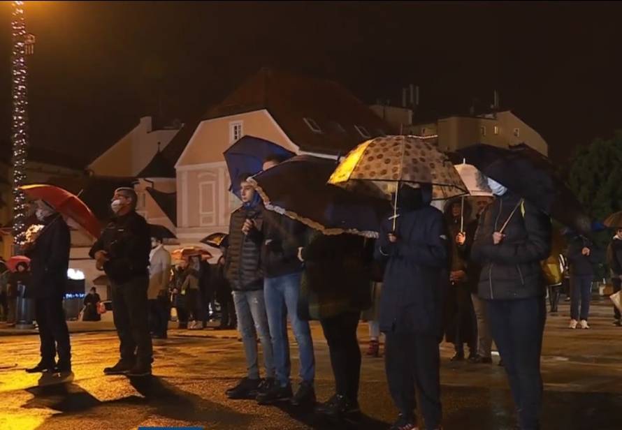 Kiša nije omela vjernike ispred  zagrebačke katedrale, u Splitu kasnili s početkom polnoćke