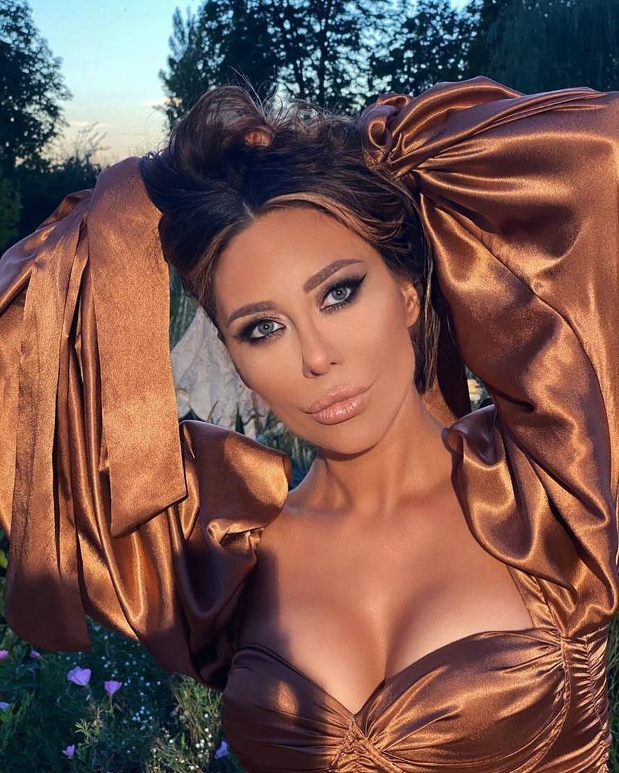 Šokantan video pjevačice Ane Nikolić: 'Imam kratere na licu, ne mogu ih više sama prekriti'