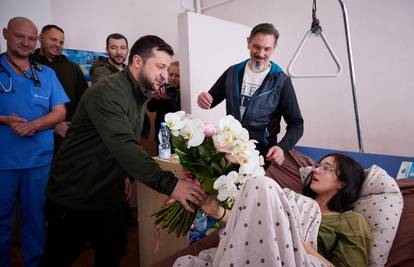 Zelenski je posjetio ranjenu tinejdžericu i donio joj cvijeće
