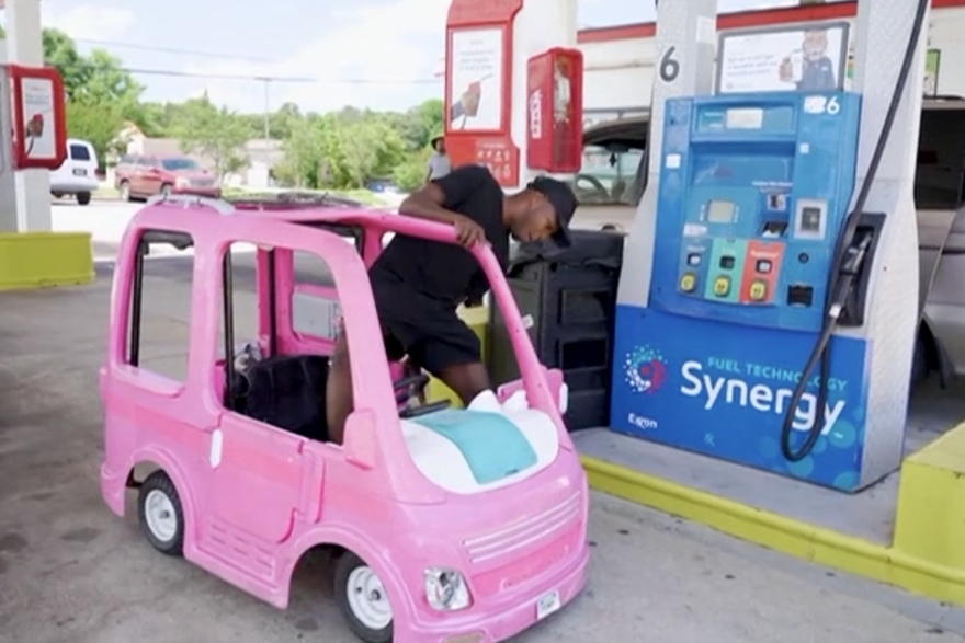 Vozi Barbie auto kako bi uštedio gorivo