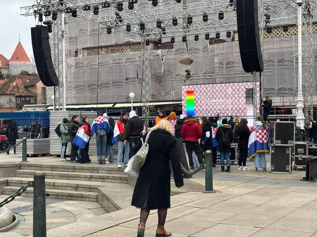 FOTO Počelo okupljanje na Trgu. Policija fotografira navijače, stiže Thompsonova oprema...