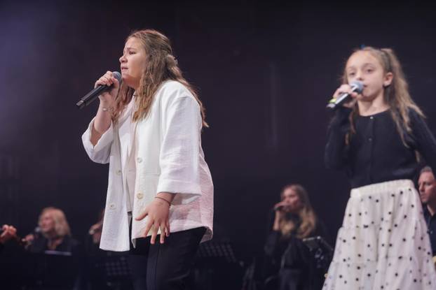 Zagreb: U Areni Zagreb održan koncert "Progledaj srcem"