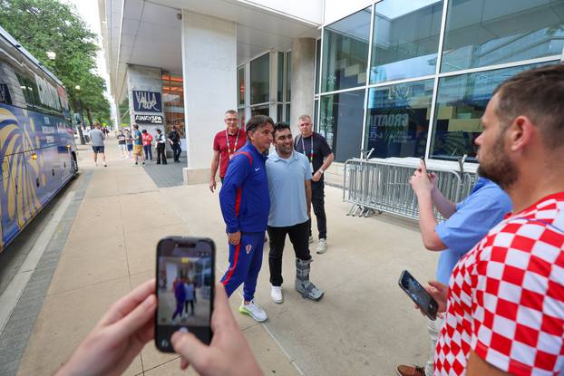 Dallas: Nakon dolaska reperzentacije Zlatko Dalic jedini se fotografirao se s navijačima