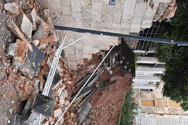 Dubrovnik: Na cestu se odronio zid kuće, automobili zatrpani kamenjem