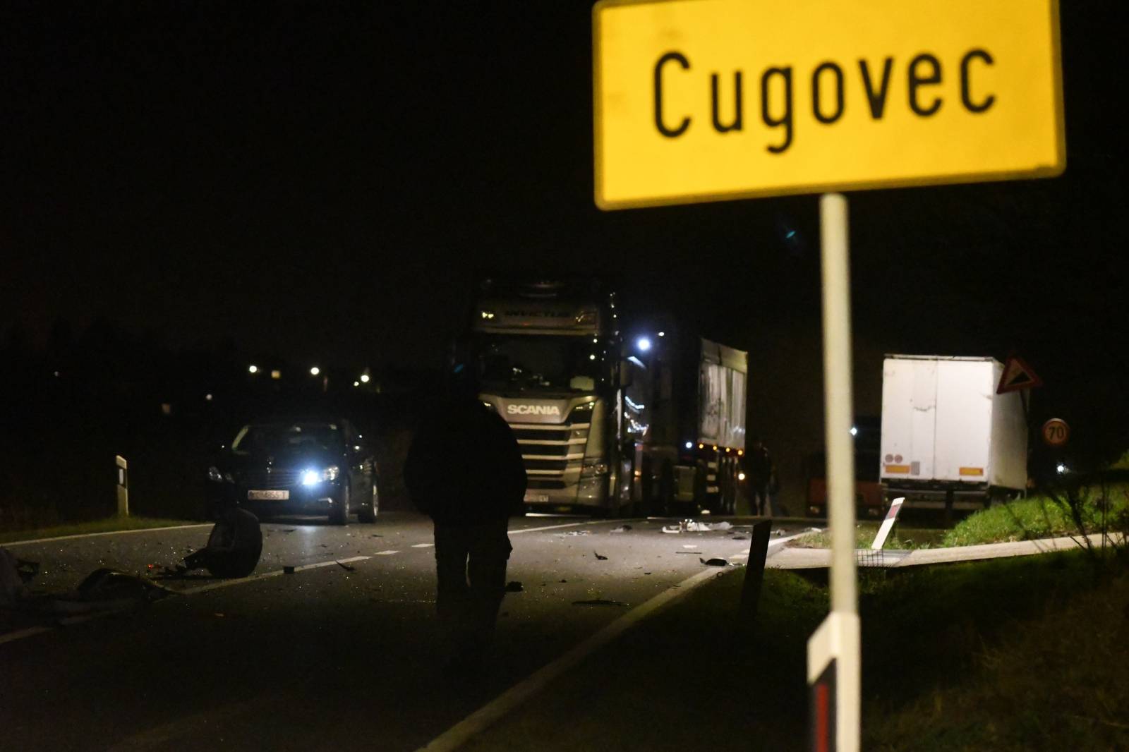 Cugovec: Tri osobe ozlijeđene u sudaru četiri automobila i kamiona