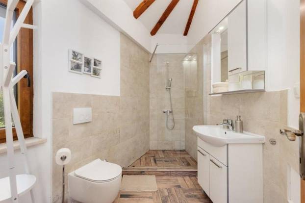 FOTO Vila na Krku ima grijani bazen sa slanom vodom i ljetnu kuhinju, a cijena? Ma, sitnica...