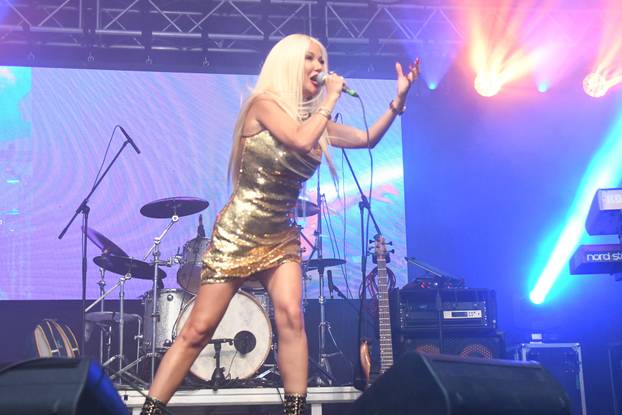 ?azma: Maja Šuput u zlatnoj minici napravila ludilo atmosferu na koncertu za Dan grada