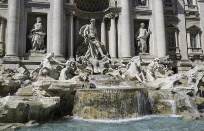 Iz fontane u Rimu izvadili 1,5 mil. dolara, ali i umjetna zubala