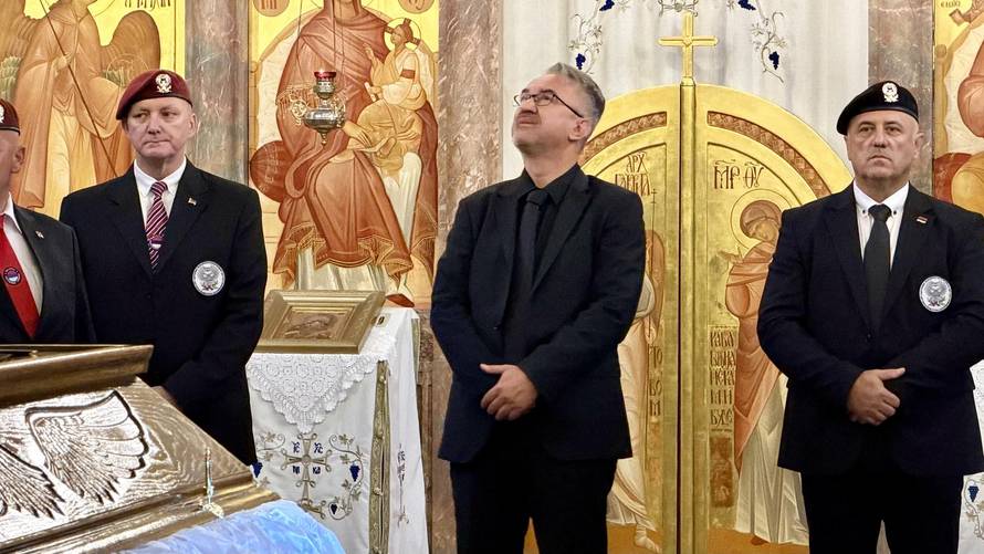Beograd: Kovčeg s tijelom ratnog zločinca Ratka Mladića izloženo je u Crkvi Svetog apostola Luke