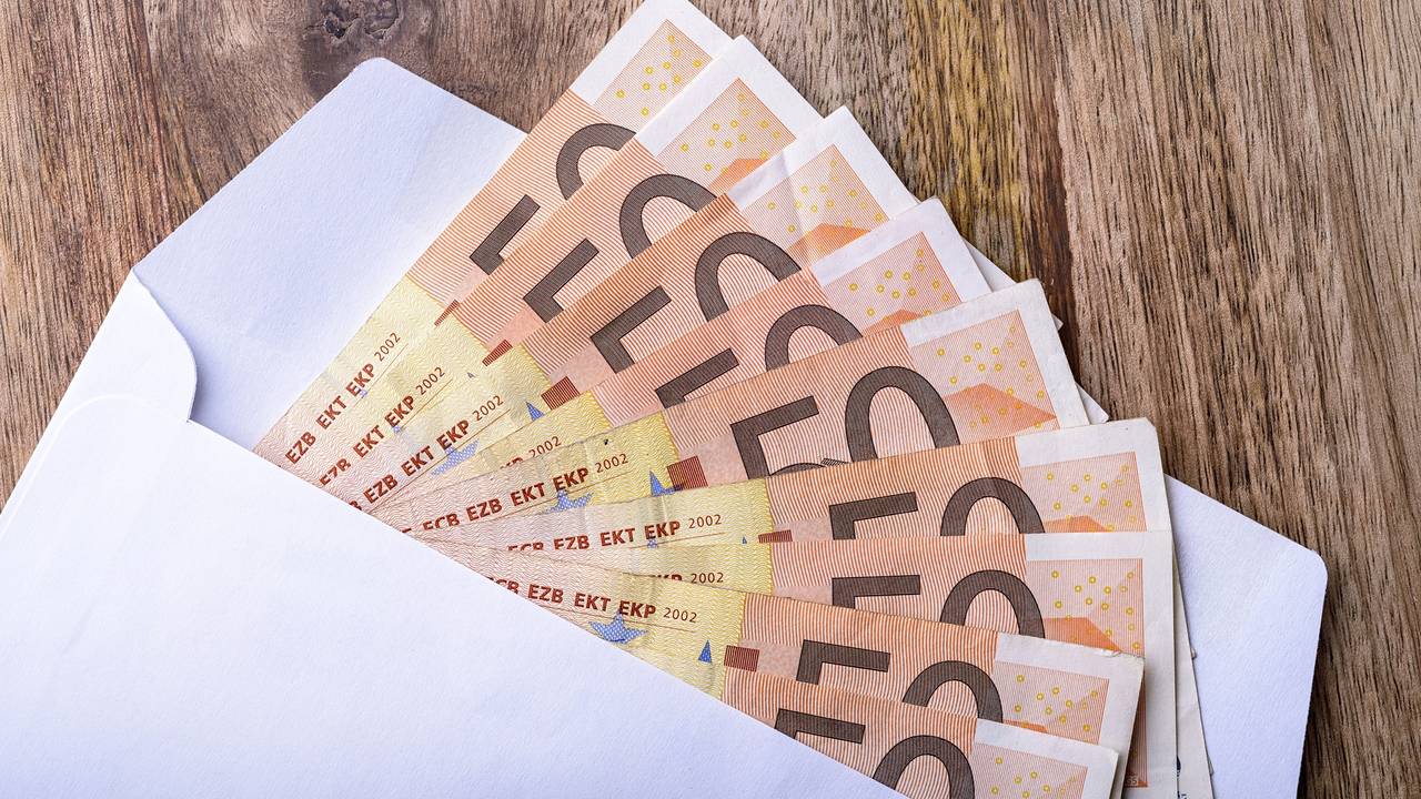 ANKETA Koliko se danas treba staviti u kuvertu za mladence?
