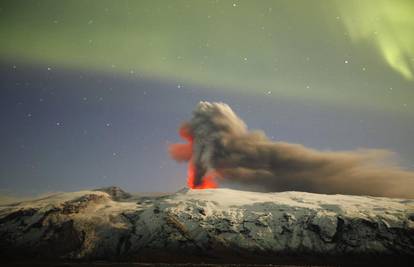 Aurora Borealis se nadvila nad vulkan Eyjafjallajokull