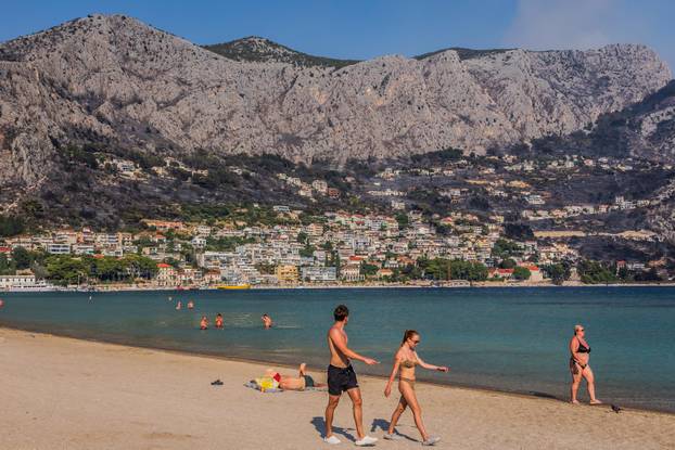 Pogled na izgoreni dio Omiša promatran  sa ušća  rijeke Cetine