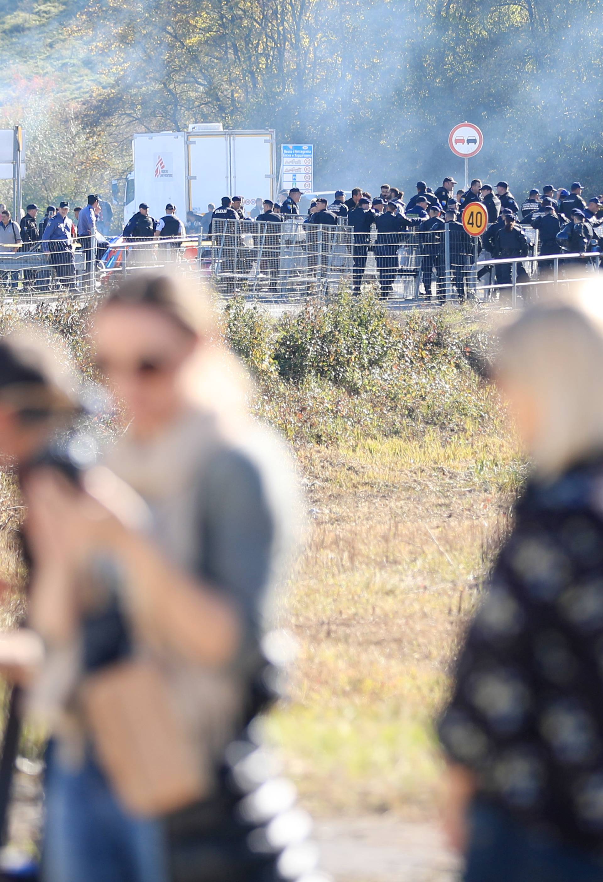 Policija maknula migrante kraj granice: Nekoliko je ozlijeđeno