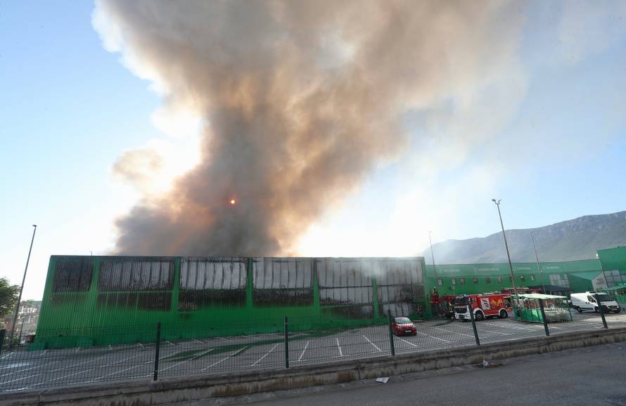 Crni dim nad Kaštelima: Buknuo veliki požar u skladištu Pevexa