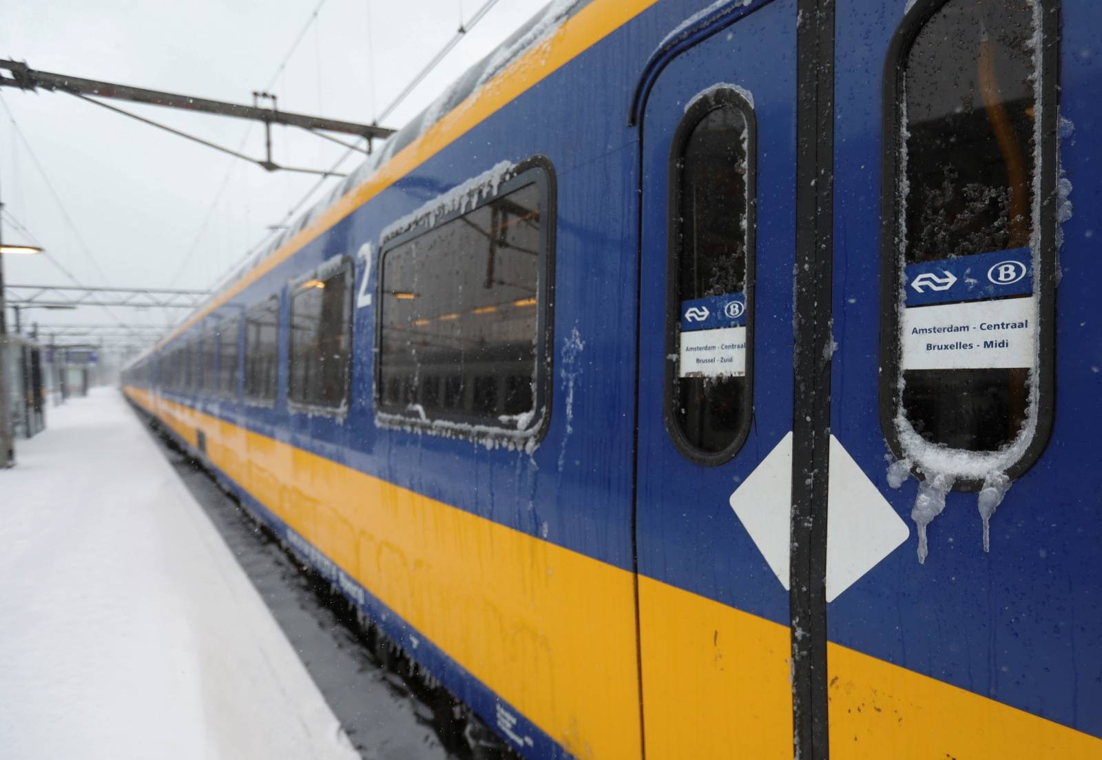 Trains halt amid heavy snowfall in Amsterdam