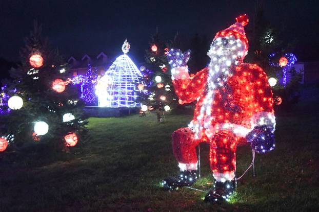 Grabovnica: Započela božićna čarolija svjetla obitelji Salaj
