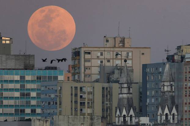 A super-moon, know as the Blue Moon appears in Brazil