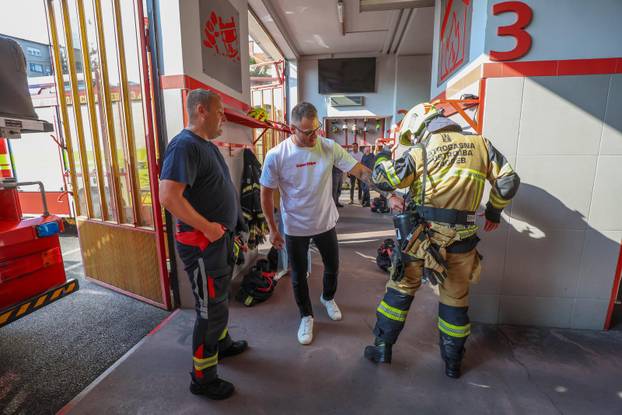 Stipe Miočić prvi se put u životu spustio niz šipku u vatrogasnoj postrojbi Zagreb