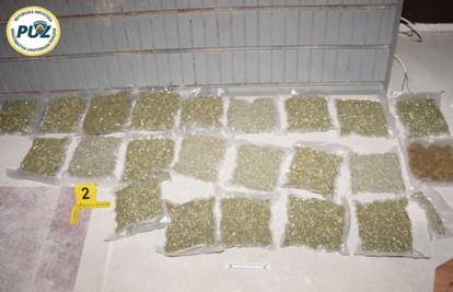Muškarcu našli 27 kila trave i 2 kg heroina  u spremniku auta
