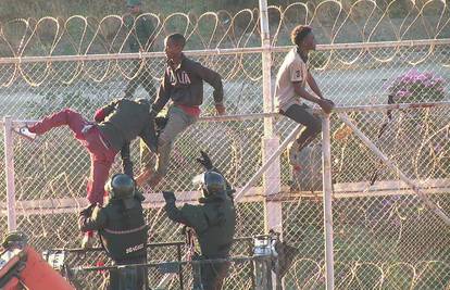 Stotine migranata na granici u Ceuti: Imaju i bacače plamena