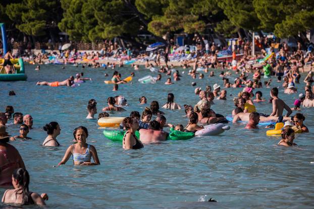 Makarska:  Gužva na glavnoj plaži u Makarskoj