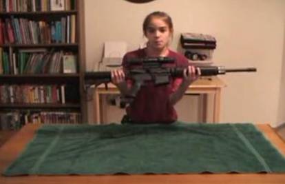 Šokantno: McKenzie (11) rastavlja pušku kao vojnik