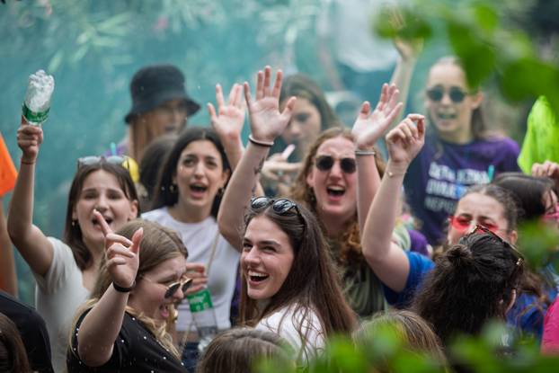 Dubrovnik: Dubrovački srednjoškolci kao i njihovi vršnjaci diljem Lijepe naše slave kraj škole