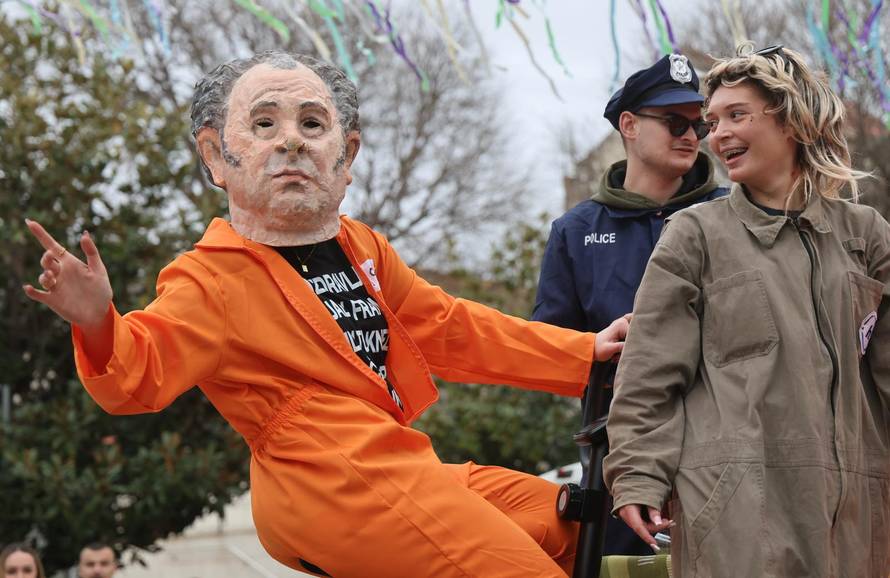 Kaštel Kambelovac: Održan Kambelovski krnjeval i zapaljen krnje “ Yugo”