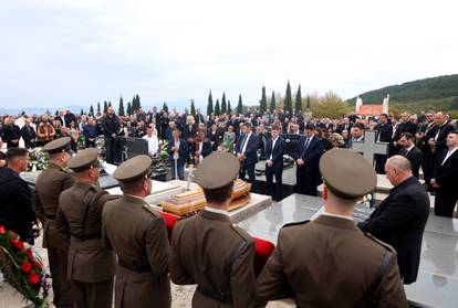 FOTO Posljednji ispraćaj Ante Ćorušića na groblju u Lovreću