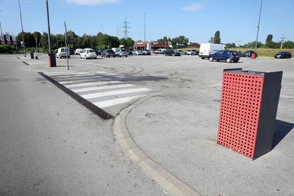 Zagreb: Parking Supernove nakon jučerašnje prometne nesreće u kojoj je više osoba ozlijeđeno